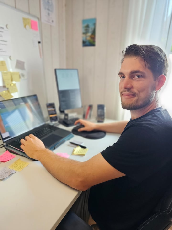 Christoffer Totz, Gründer von Medienbro, an seinem Arbeitsplatz